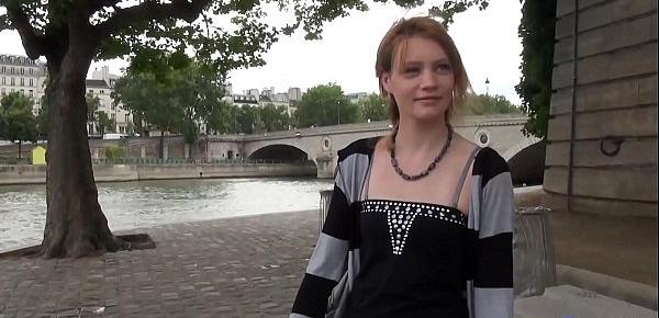  Anna, grosse salope, baise dans les rues de Paris